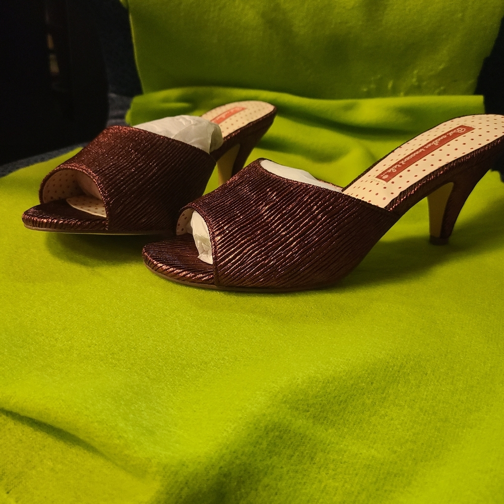 Sz 8 B.A.I.T. LOW HEEL BRONZY/WINE OPEN TOE PUMP